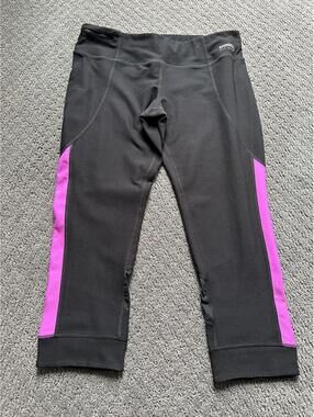 Running Room Fit-Wear Cropped Leggings Black Pink Reflective Womens L